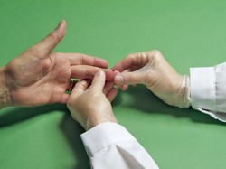 Remaja Ini Dilarikan ke RS Gegara Keracunan Usai Nekat Minum Darah Sendiri