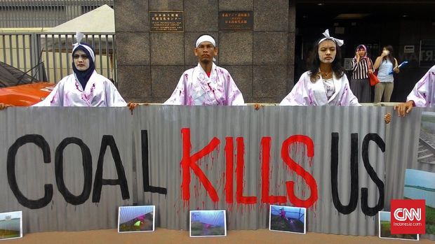 Sejumlah aktivis Solidaritas Keadilan Warga Batang menuntut pemerintah Jepang membatalkan pendanaan pembangunan proyek PLTU batu bara Batang di kantor Kedubes Jepang, Jakarta, beberapa waktu lalu. 