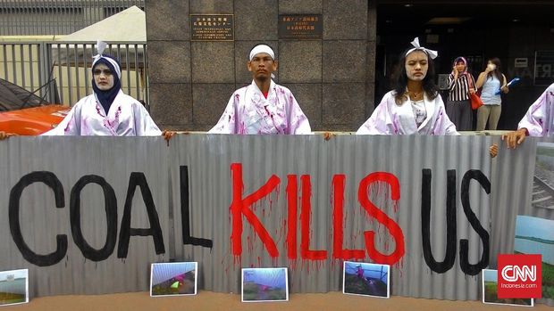 Sejumlah aktivis Solidaritas Keadilan Warga Batang menuntut pemerintah Jepang membatalkan pendanaan pembangunan proyek PLTU batu bara Batang di kantor Kedubes Jepang, Jakarta, beberapa waktu lalu.