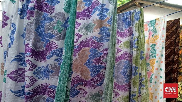 Batik Trusmi Setelah dimalam, kain diberikan warna hingga beberapa kali dengan cara direbus kemudian dijemur. Proses terus diulang hingga mendapatkan bentuk yang diinginkan. (CNN Indonesia/Endro Priherdityo)