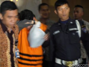 Karyawan PT APL yang Suap Sanusi Tutupi Wajah Usai Diperiksa KPK