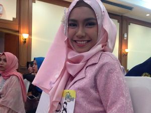Terbang dari Bali, Hijabers Cantik Ini Dipuji Dhini Aminarti Hingga Ninda