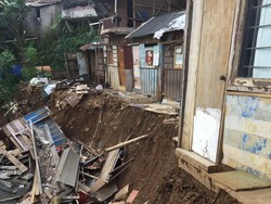 Longsor di Tepi Ciliwung, 6 Rumah di Condet Jaktim Rusak Parah