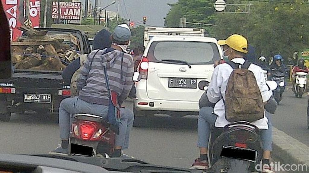 Bahaya Ah, Jangan Bercanda Sambil Naik Motor Bahaya Ah, Jangan Bercanda Sambil Naik Motor