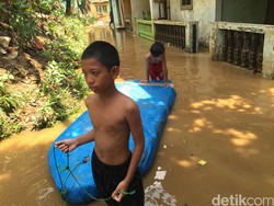 Kisah Bocah 11 Tahun yang Akrab dengan Banjir Jakarta