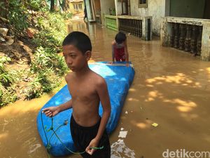 Kisah Bocah 11 Tahun yang Akrab dengan Banjir Jakarta Kisah Bocah 11 Tahun yang Akrab dengan Banjir Jakarta