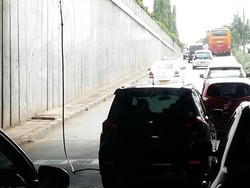 Ada Kabel Menjuntai di Underpass Pramuka Arah Rawamangun, Lalin Macet
