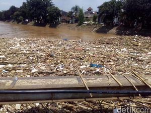 Tumpukan Sampah Tersangkut di Aliran Ciliwung Kampung Melayu, Truk Disiagakan