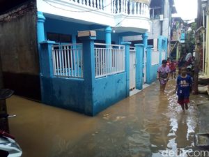 Banjir Kiriman di Bidara Cina Mulai Surut, Warga Mulai Beraktivitas
