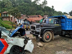 Tabrakan Dengan Truk Bayawak, Mobil Patwal Polres Sukabumi Ringsek