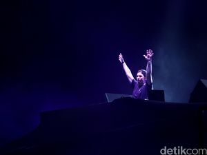 Terbang dan Menggelinjang Bersama Hardwell di Jakarta