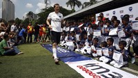 Anak-anak ini akan menerima pelatihan dari direktur teknik Akademi PSG Cedric Cattenoy yang didampingi oleh pelatih kepala Akademi PSG Benjamin Houri. 