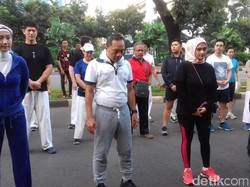 Zulkifli Hasan Bersama 18 Komunitas Jalan Sehat di CFD Bundaran HI