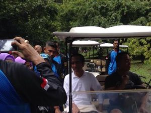 Saat Jokowi Jadi Rebutan untuk Foto Bareng Pengunjung Kebun Raya Bogor