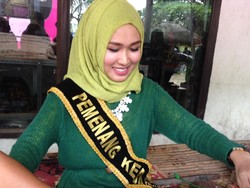 Foto: Melihat Peserta Sunsilk Hijab Hunt Lombok Diajarkan Menenun