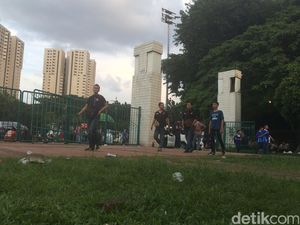 Suporter Bola Jebol Pintu Timur Stadion GBK