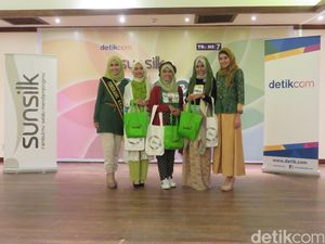 Foto: Aksi Hijabers Lombok Saat Pamer Bakat Main Gitar Hingga Sulap