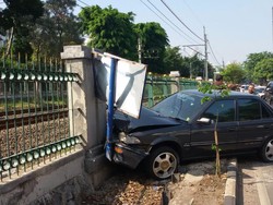 Tabrak Pembatas Jalan di Senayan, Mobil Sedan Ini Ringsek