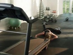 Jatuh dari Treadmill, Wajah Taylor Swift Hantam Lantai