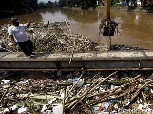 Satgas Bersihkan Sampah di Jembatan Kampung Melayu