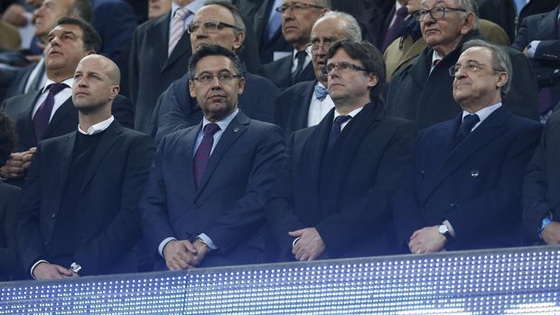 Josep Bartomeu (kedua dari kiri) dan Florentino Perez (kanan) siap berperang demi mendapatkan David Alaba.