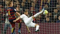 Namun, pada menit ke-62 Madrid mampu menyamakan skor lewat gol cantik Karim Benzema. Reuters/Albert Gea.