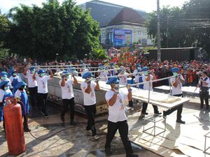 Kerupuk Raksasa ini Pecahkan Rekor MURI