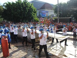 Kerupuk Raksasa ini Pecahkan Rekor MURI