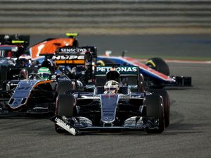 Alami Insiden, Hamilton Bersyukur Masih Bisa Naik Podium Alami Insiden, Hamilton Bersyukur Masih Bisa Naik Podium