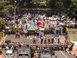 Massa Gerakan Gubernur Muslim Unjuk Rasa di DPRD DKI, Diterima M Taufik