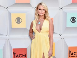 Miranda Lambert Bawa Pistol di Karpet Merah ACM Awards