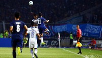 Laga sendiri berjalan cukup panas, dengan beberapa kali wasit harus menghadapi protes pemain.