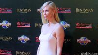 Charlize Theron Seksi Pamer Kaki Jenjang di Singapura