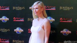 Charlize Theron Seksi Pamer Kaki Jenjang di Singapura