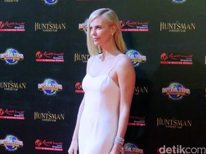 Charlize Theron Seksi Pamer Kaki Jenjang di Singapura