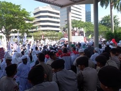 Massa Ormas Datangi Gedung KPK Demo Soal Ahok, Jalur Lambat Ditutup