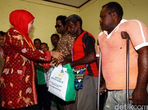 Mensos Beri Bantuan untuk Penyandang Disabilitas Mensos Beri Bantuan untuk Penyandang Disabilitas