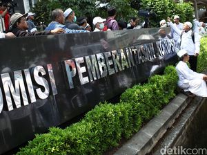 Dapat Kabar Ahok Diperiksa, Ibu Tua dan Seorang Remaja Tebar Serbuk Putih di KPK