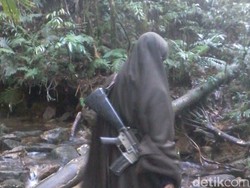 Ini Penampakan Istri Santoso Menenteng Senjata di Hutan Poso