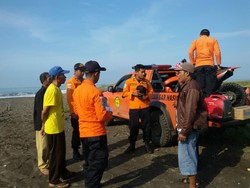 Ombak Tinggi, Seorang Gadis Hilang saat Bermain di Pantai Brecong