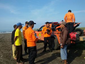 Ombak Tinggi, Seorang Gadis Hilang saat Bermain di Pantai Brecong Ombak Tinggi, Seorang Gadis Hilang saat Bermain di Pantai Brecong