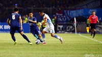 Dalam laga final yang digelar di Stadion Gelora Bung Karno, Minggu (3/4/2016) malam WIB, Arema dan Persib sama-sama tampil terbuka dan menyerang.