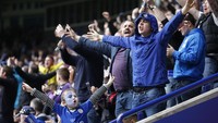 Fans Leicester menyambut gembira hasil ini. Reuters/Carl Recine.