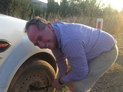 Wakil PM Australia Berhenti di Jalan Bantu Pengemudi yang Ban Mobilnya Kempes