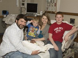 Ambulans Telat Datang, Perawat Ini Melahirkan Seorang Diri di Toilet