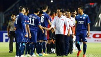 Presiden RI, Joko Widodo saat menyalami para pemain Arema Cronus dan Persib Bandung sebelum kick off laga puncak tersebut.