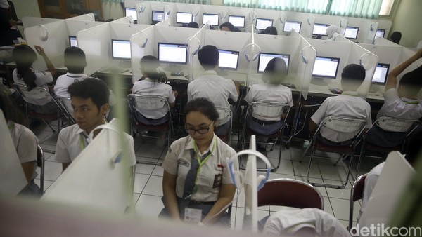 Ujian Nasional Berbasis Komputer di SMAN 70 Jakarta Sebanyak 401 siswa-siswi SMA N 70 Jakarta pada hari ini Senin (4/4/2016) menggelar Ujian Nasional Berbasis Komputer (UNBK). Karena keterbatasan server dan komputer yang ada dan dimiliki SMA N 70, Ujian dibagi menjadi 3 sesi yakni mulai pagi hingga siang menjelang sore hari. Selama tiga hari ke depan, para siswa dan siswi SMA sederajat di seluruh Indonesia menyelenggarakan Ujian Nasional secara serempak. (FOTO: Rachman Haryanto/detikcom)