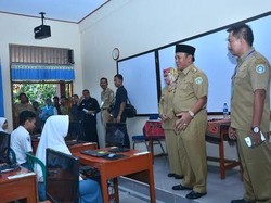 Empat Siswa SMA-LB Lamongan Ikut Ujian Nasional