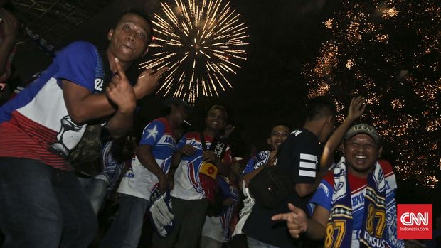 Suporter Kesebelasan Arema Cronus melakukan perayaan kemenangan di Stadion Utama Gelora Bung Karno, Jakarta, Minggu, 3 April 2016. Arema Cronus berhasil menjuarai Piala Bhayangkara setelah mengalahkan Persib Bandung dengan skor 2-0. CNN Indonesia/Adhi Wicaksono.