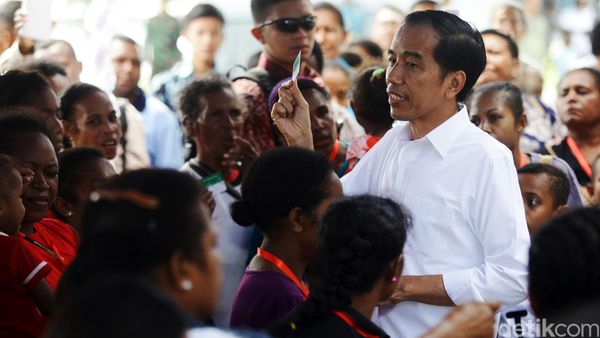 Jokowi Beri Bantuan ke Warga Manokwari